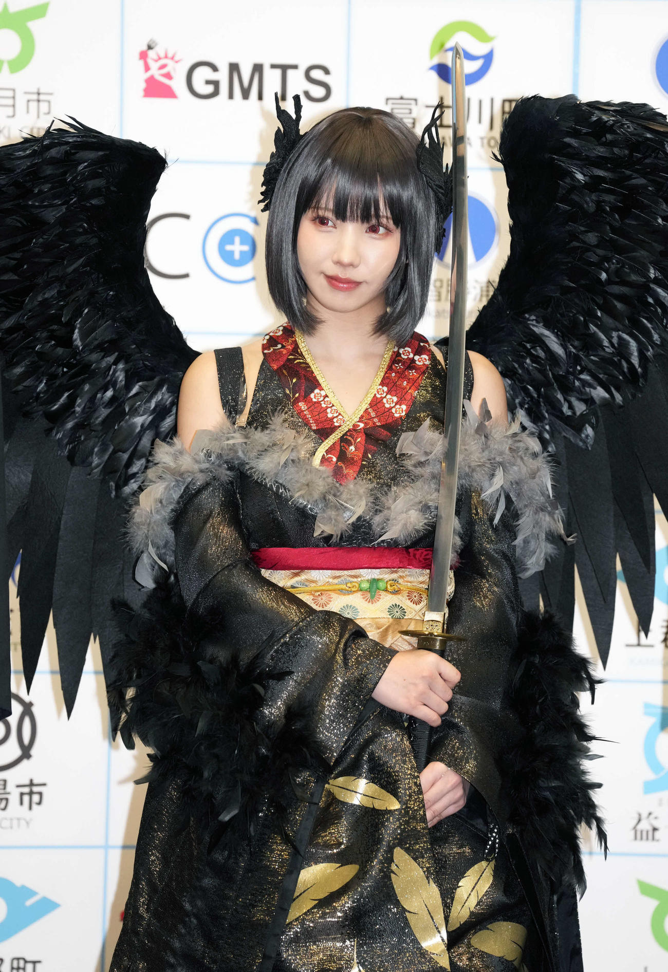 「デジタル住民NFTアンバサダーカード」プロジェクト記者発表会で地域共創衣装を披露する人気コスプレイヤーのえなこ（撮影・小沢裕）