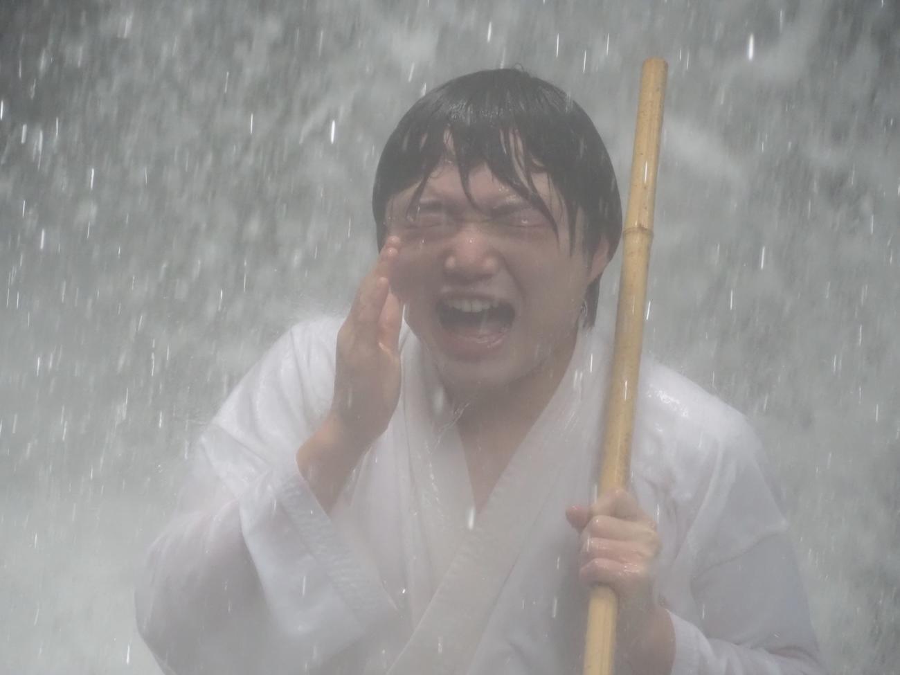 デビュー曲「道南恋しや」ヒット祈願の滝行を行う小山雄大