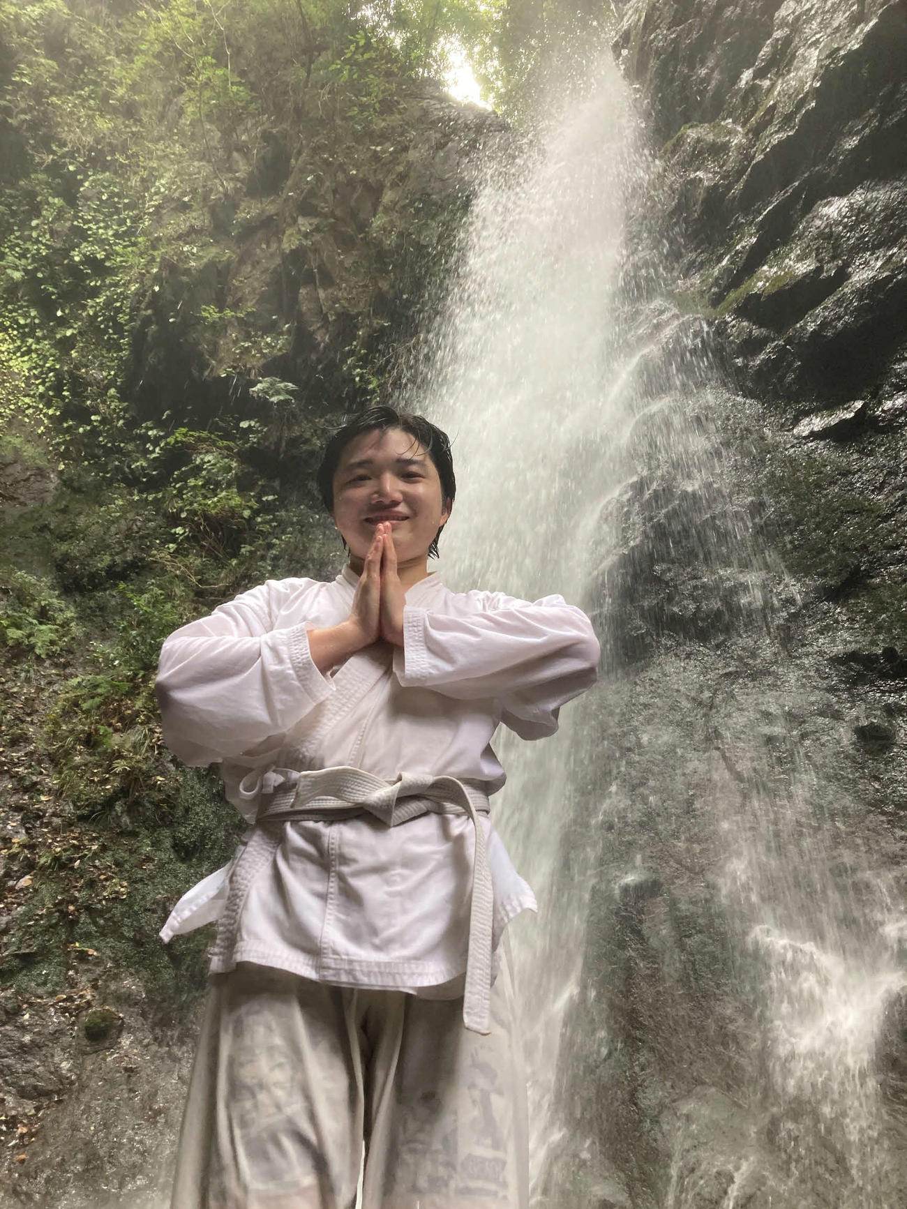 デビュー曲「道南恋しや」ヒット祈願の滝行を終えた小山雄大