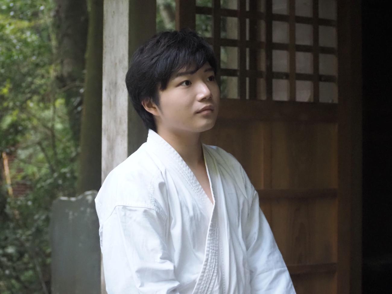 デビュー曲「道南恋しや」ヒット祈願の滝行に挑む小山雄大