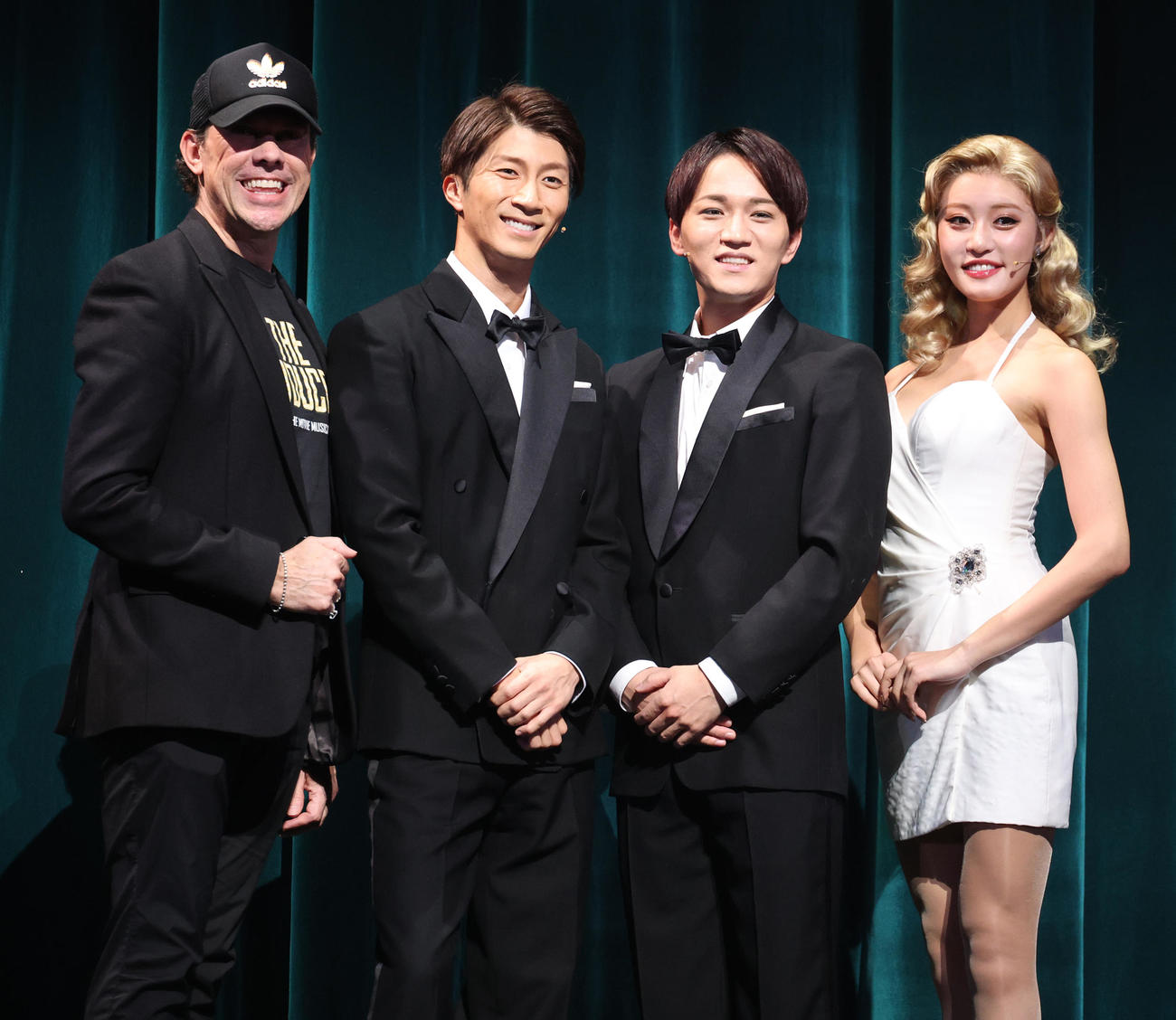ミュージカル「プロデューサーズ」で会見する、左からジェームス・グレイ氏、■（■はサンズイにウカンムリにマユ毛のマユの目が貝）田崇裕、神山智洋、王林（撮影・中島郁夫）
