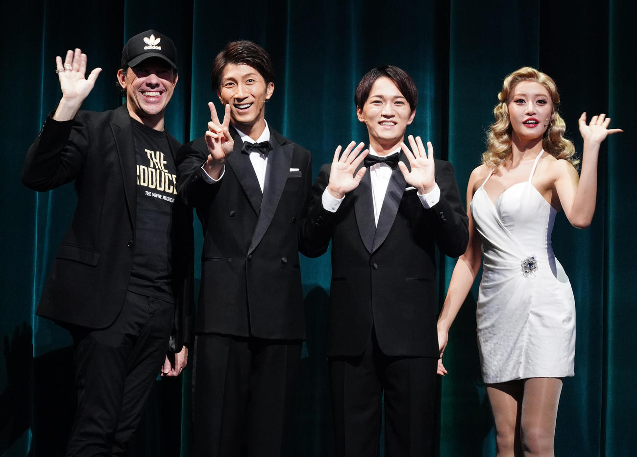 ミュージカル「プロデューサーズ」で会見する、左からジェームス・グレイ氏、■（■はサンズイにウカンムリにマユ毛のマユの目が貝）田崇裕、神山智洋、王林（撮影・中島郁夫）