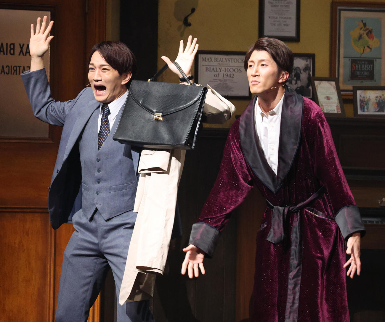 ミュージカル「プロデューサーズ」で熱演する神山智洋（左）と■（■はサンズイにウカンムリにマユ毛のマユの目が貝）田崇裕（撮影・中島郁夫）