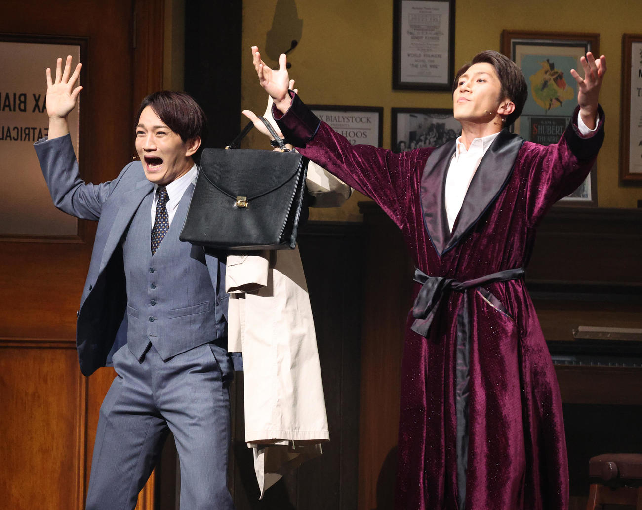 ミュージカル「プロデューサーズ」で熱演する神山智洋（左）と■（■はサンズイにウカンムリにマユ毛のマユの目が貝）田崇裕（撮影・中島郁夫）