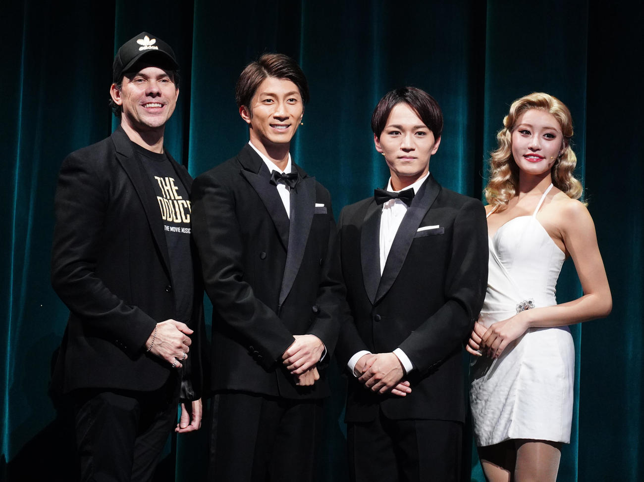 ミュージカル「プロデューサーズ」で会見する、左からジェームス・グレイ氏、■（■はサンズイにウカンムリにマユ毛のマユの目が貝）田崇裕、神山智洋、王林（撮影・中島郁夫）