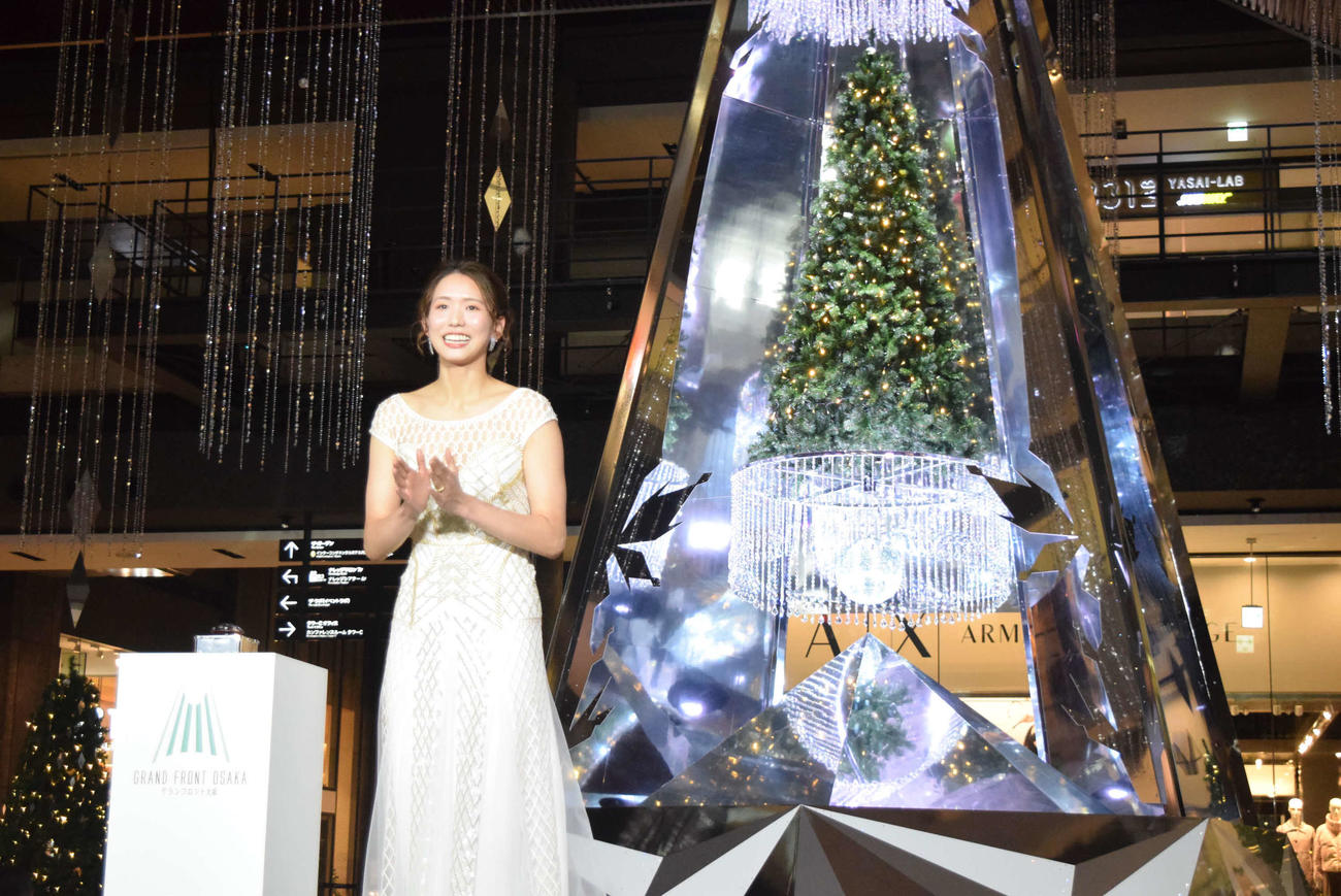 グラントフロント大阪のクリスマスツリーを点灯し、笑顔の古賀紗理那さん（撮影・阪口孝志）