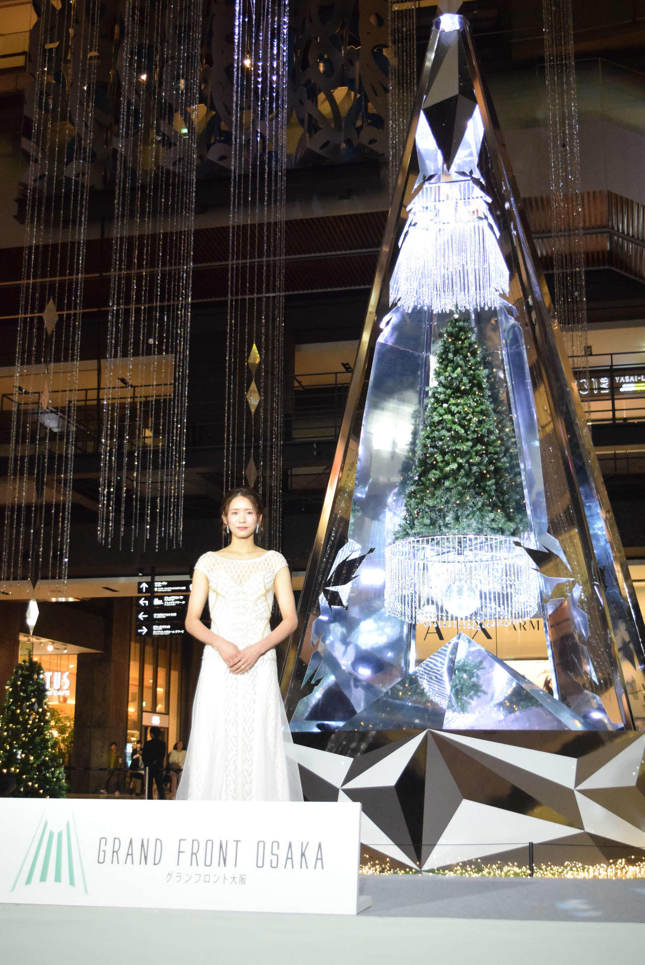 グラントフロント大阪のクリスマスツリー点灯式に出席した古賀紗理那さん（撮影・阪口孝志）