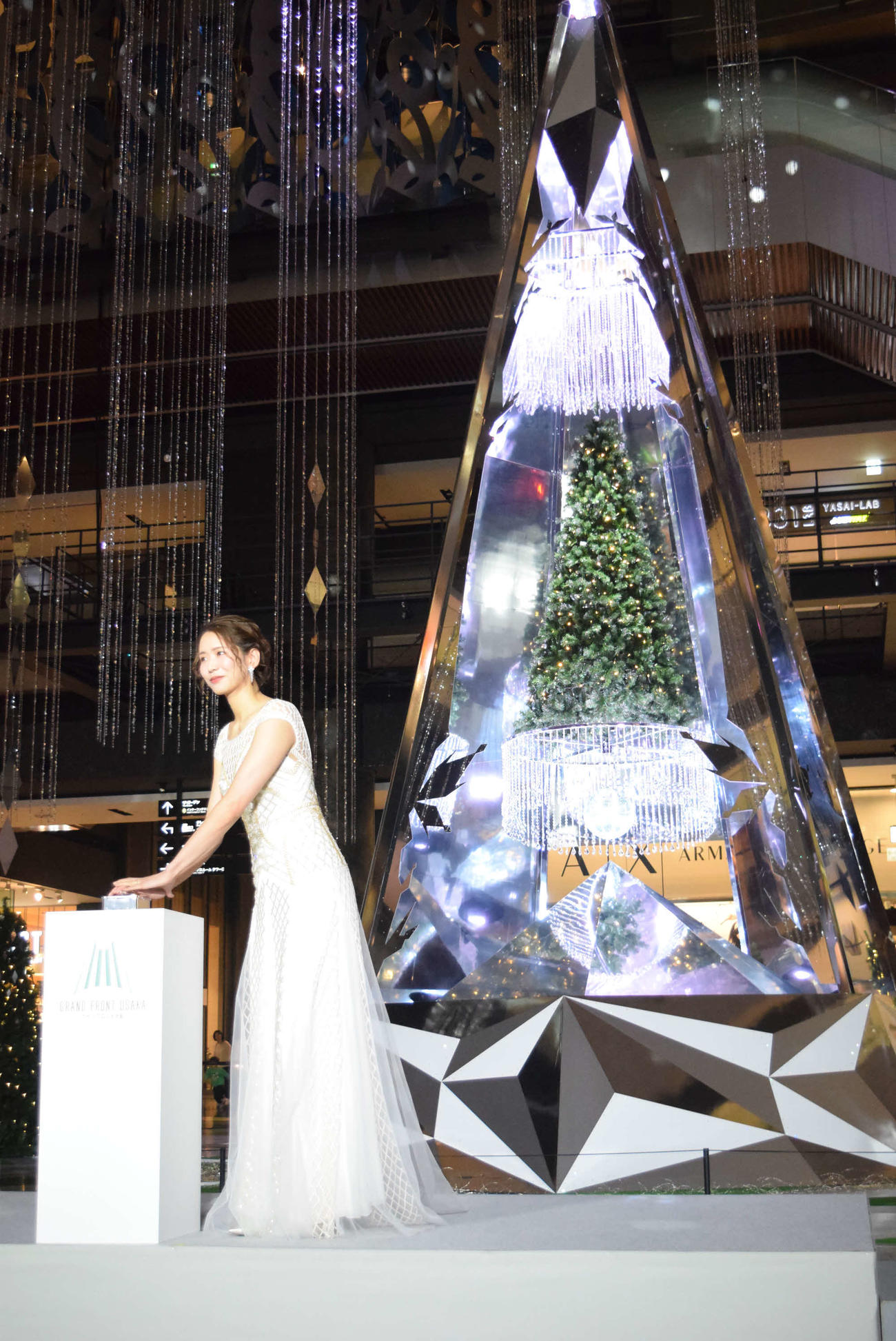 グラントフロント大阪のクリスマスツリーを点灯する古賀紗理那さん（撮影・阪口孝志）