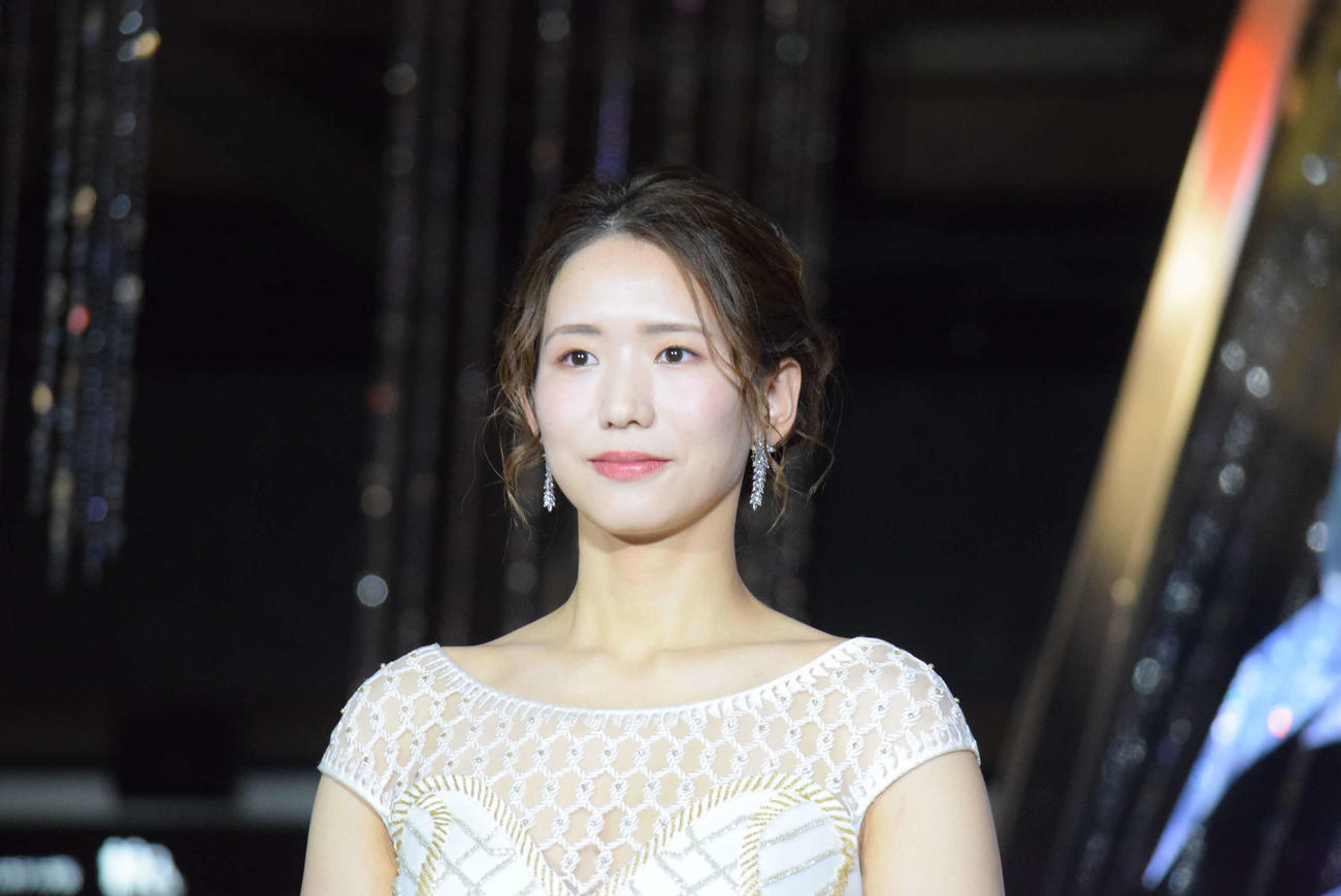 グラントフロント大阪のクリスマスツリー点灯式に出席した古賀紗理那さん（撮影・阪口孝志）