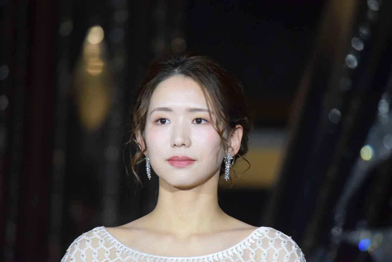 グラントフロント大阪のクリスマスツリー点灯式に出席した古賀紗理那さん（撮影・阪口孝志）