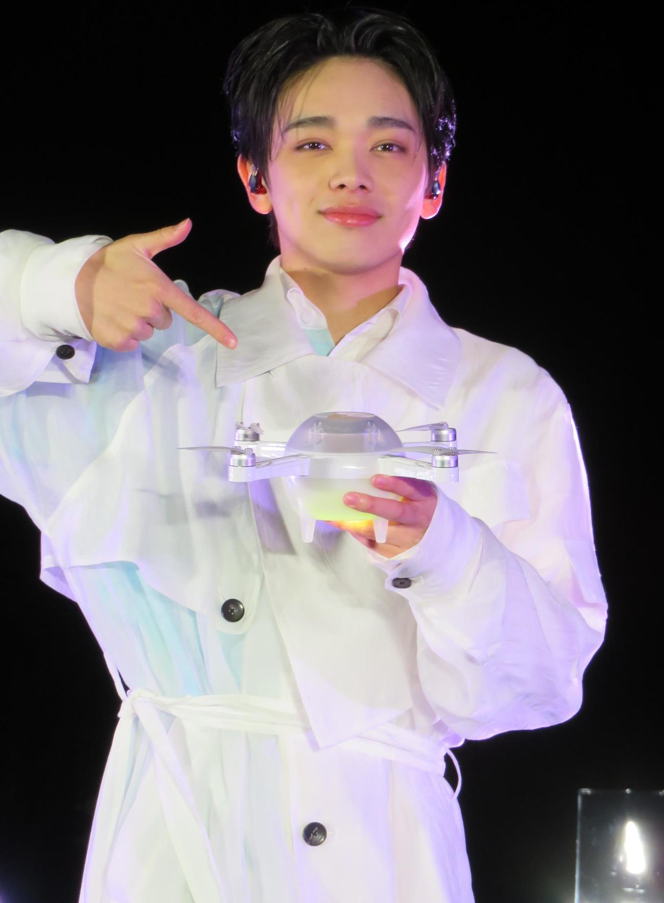 明治神宮外苑でミニライブを行った宮世琉弥
