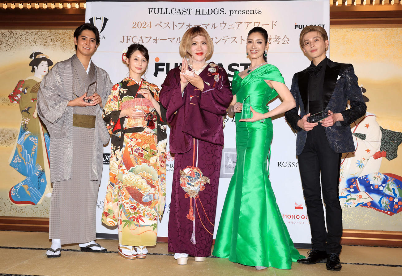 「2024ベストフォーマルウェアアワード」で記念撮影する、左から片寄涼太　ダレノガレ明美、IKKO、アン・ミカ、八木勇征（撮影・浅見桂子）