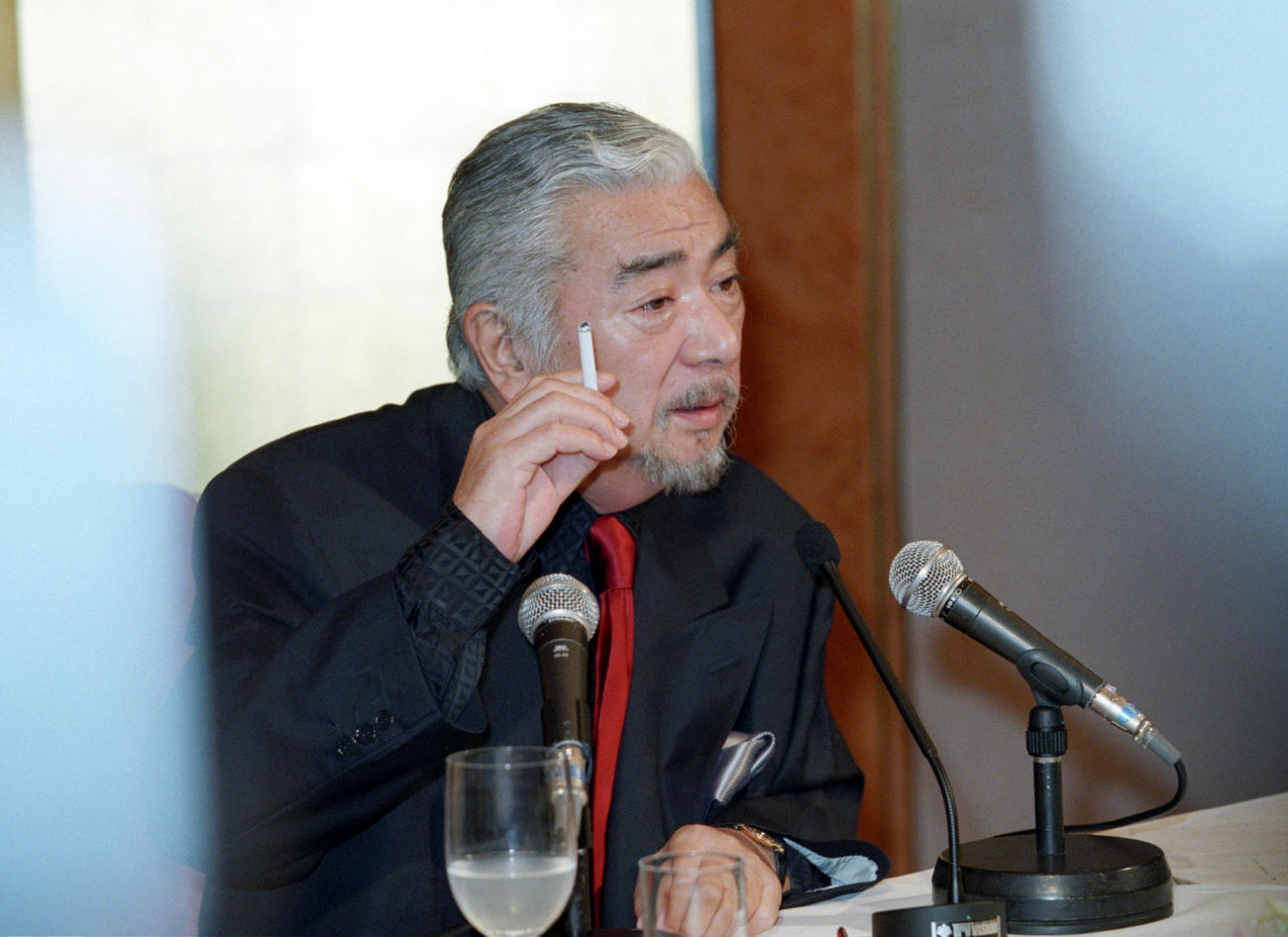96年11月　勝新太郎さんは会見で、たばこを吸いながら下咽頭（いんとう）がんであることを公表