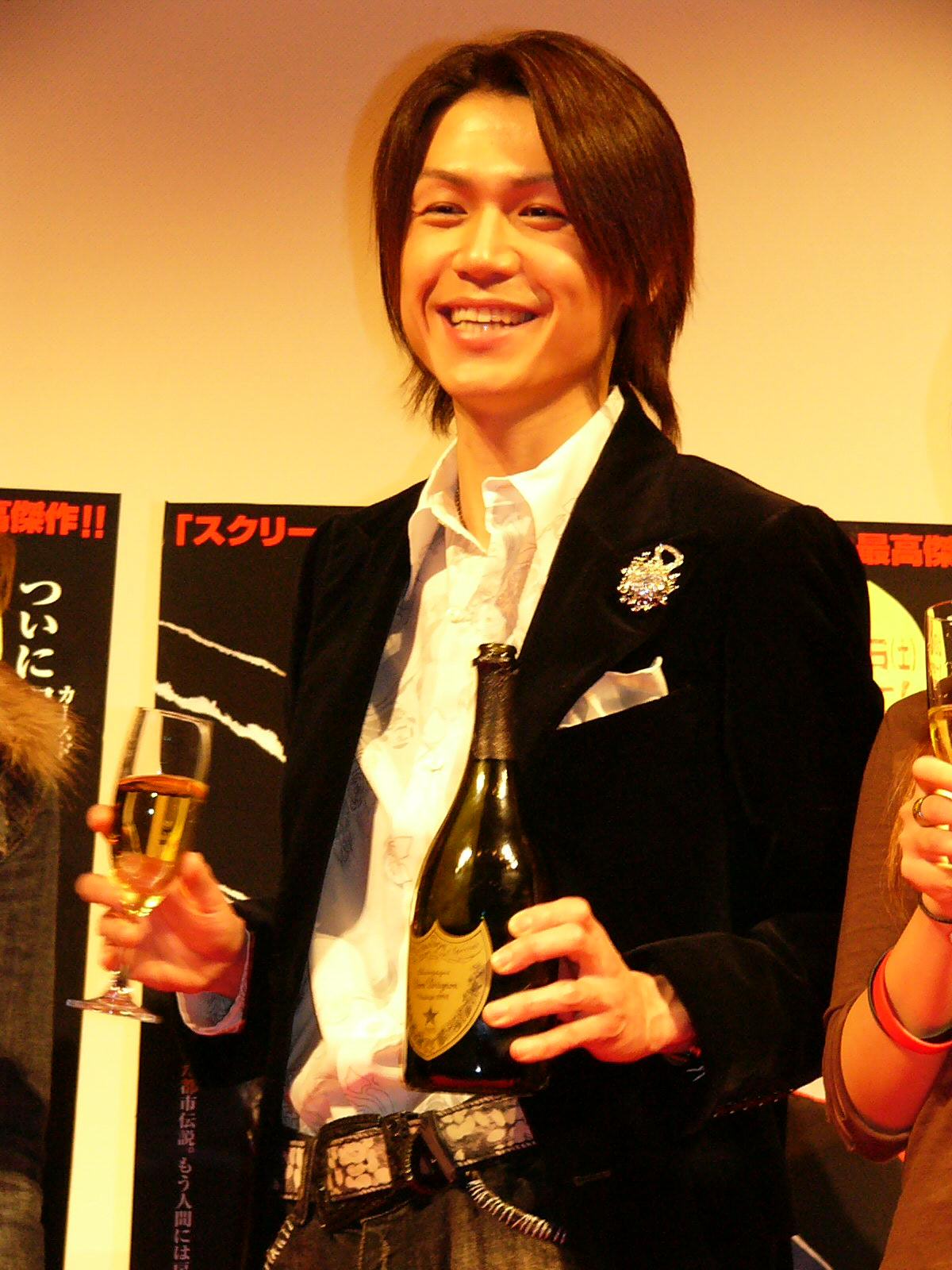 ドンペリで乾杯する元カリスマストでタレントの城咲仁（2006年3月撮影）