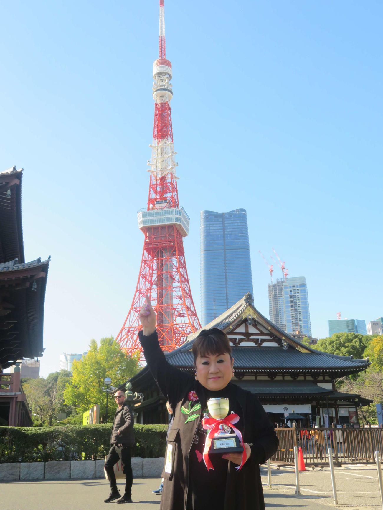 「昭和かたぎ」のタイトルになみ、昭和の象徴“東京タワー”前で1番ポーズを披露する天童よしみ