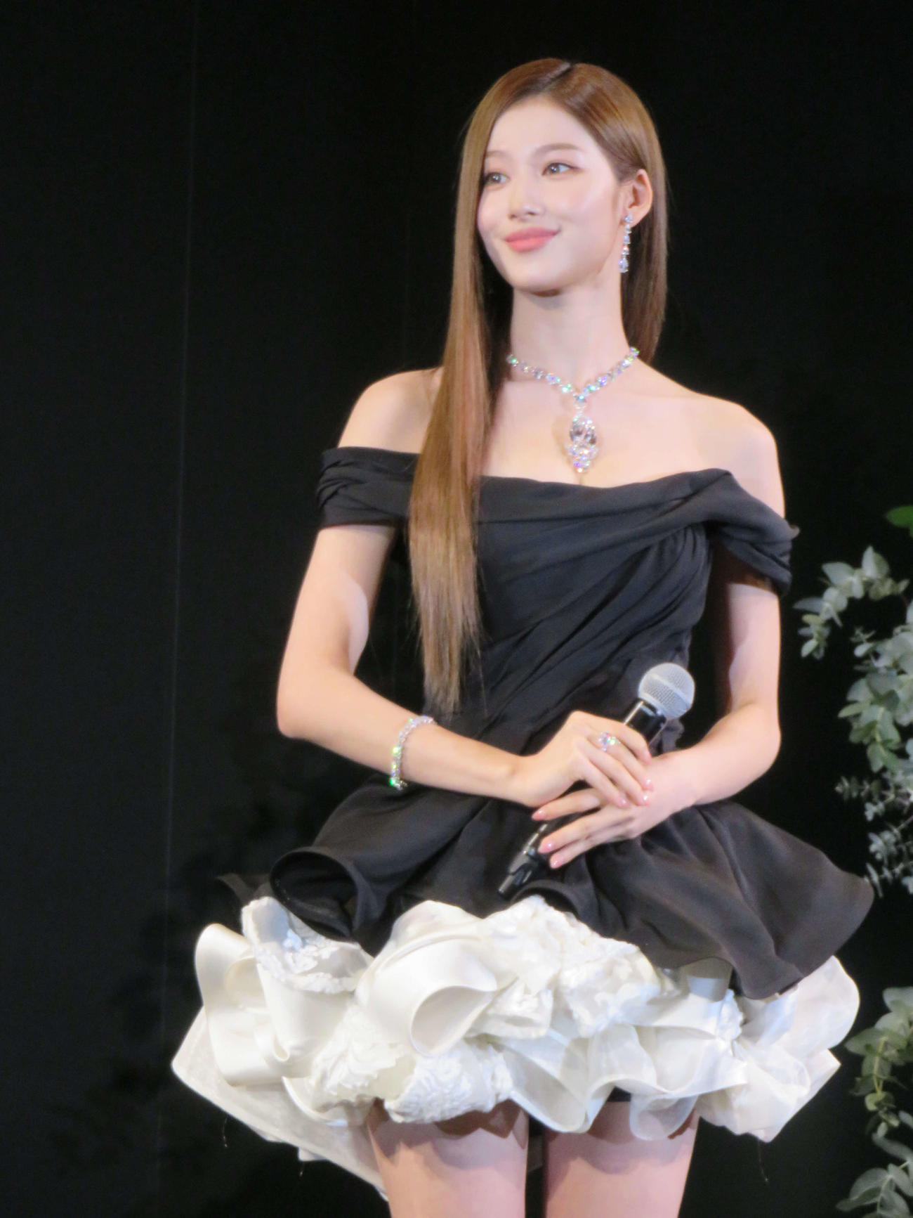 総額70億円超のジュエリーを身に付けてトークするTWICEのSANA