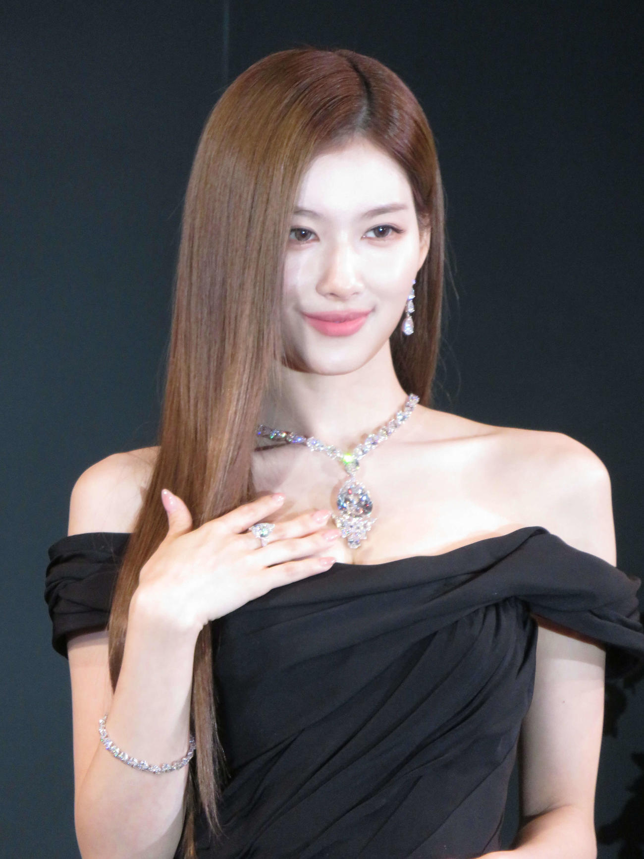 総額70億円超のジュエリーをお披露目するTWICEのSANA