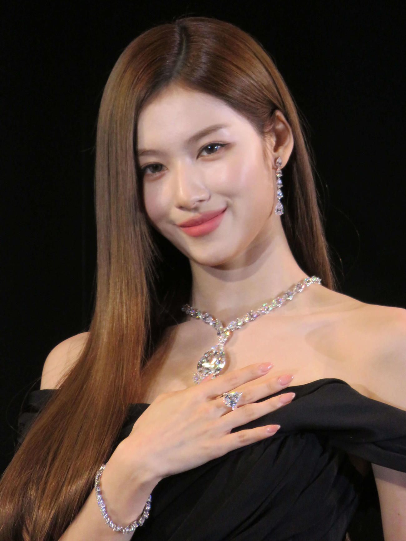 総額70億円超のジュエリーをお披露目するTWICEのSANA