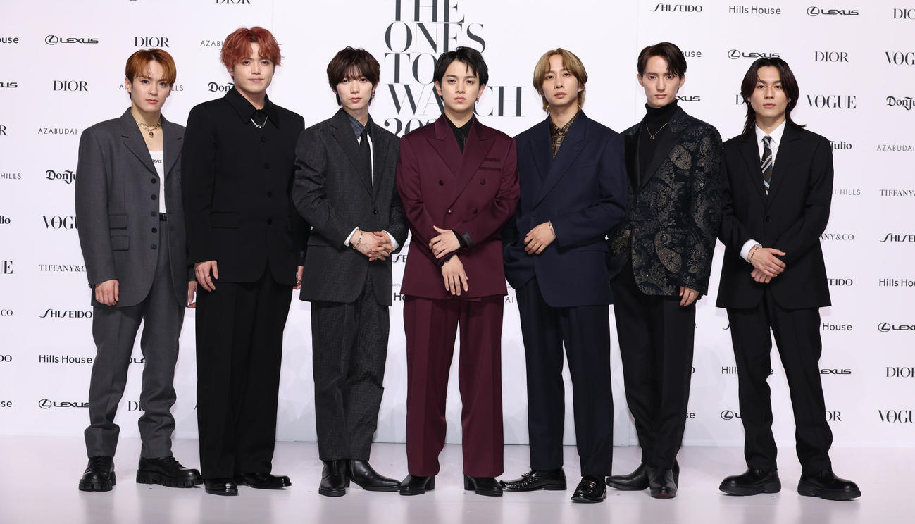 「THE ONES TO WACH 2024」を受賞したTravis Japan。左から松倉海斗、吉澤閑也、七五三掛龍也、宮近海斗、中村海人、川島如恵留、松田元太（撮影・中島郁夫）