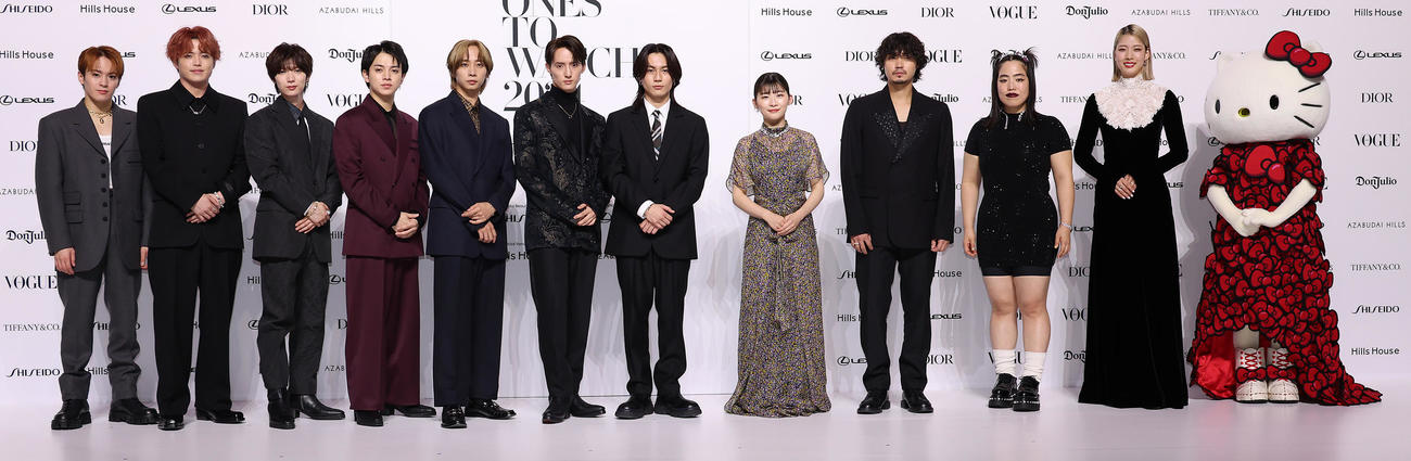 「THE ONES TO WATCH 2024」を受賞した、左からTravis Japanの松倉海斗、吉澤閑也、七五三掛龍也、宮近海斗、中村海人、川島如恵留、松田元太、伊藤沙莉、磯村勇斗、ゆりあんレトリィバァ、江村美咲、ハローキティ（撮影・中島郁夫）