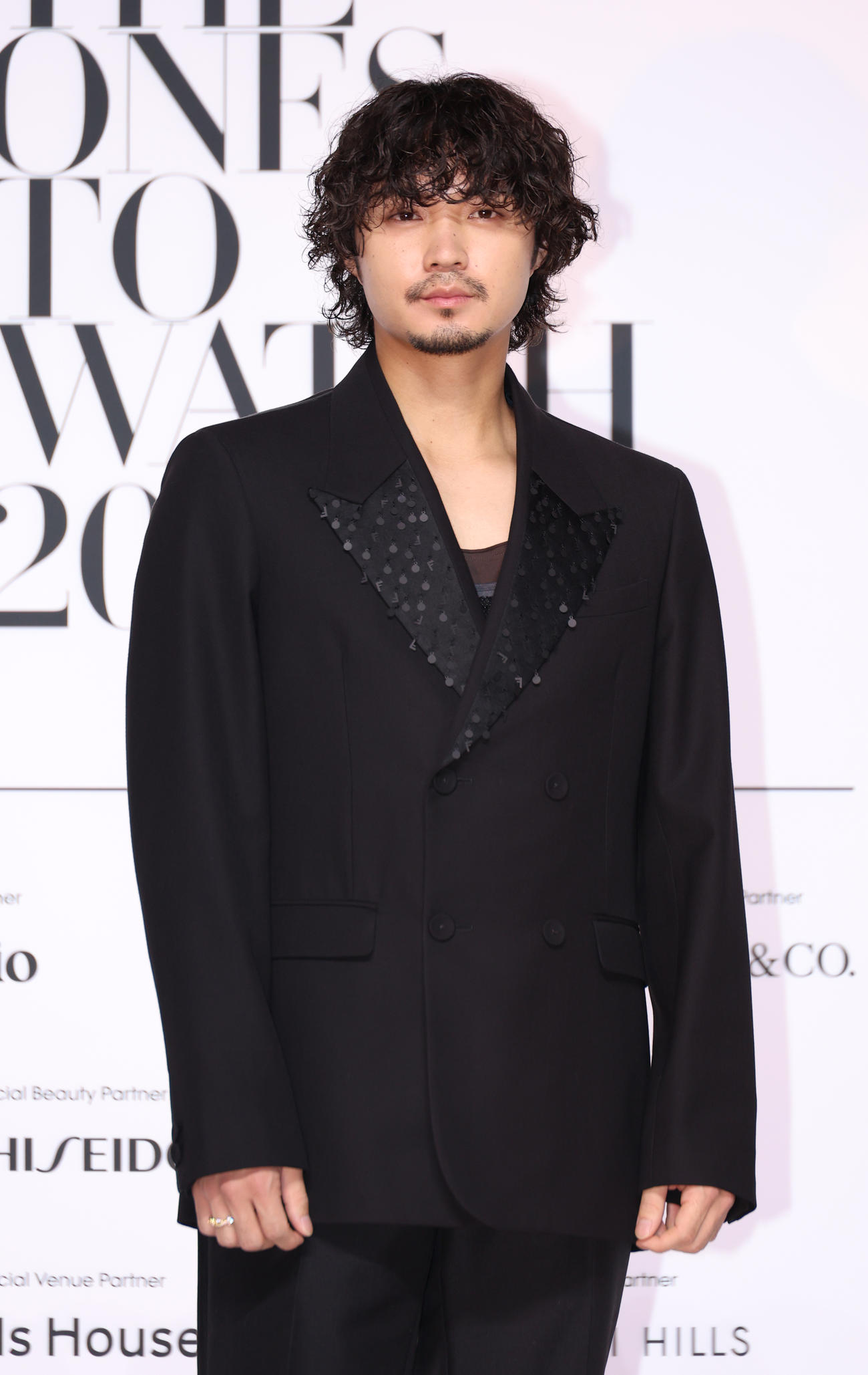 「THE ONES TO WATCH 2024」を受賞した磯村勇斗（撮影・中島郁夫）