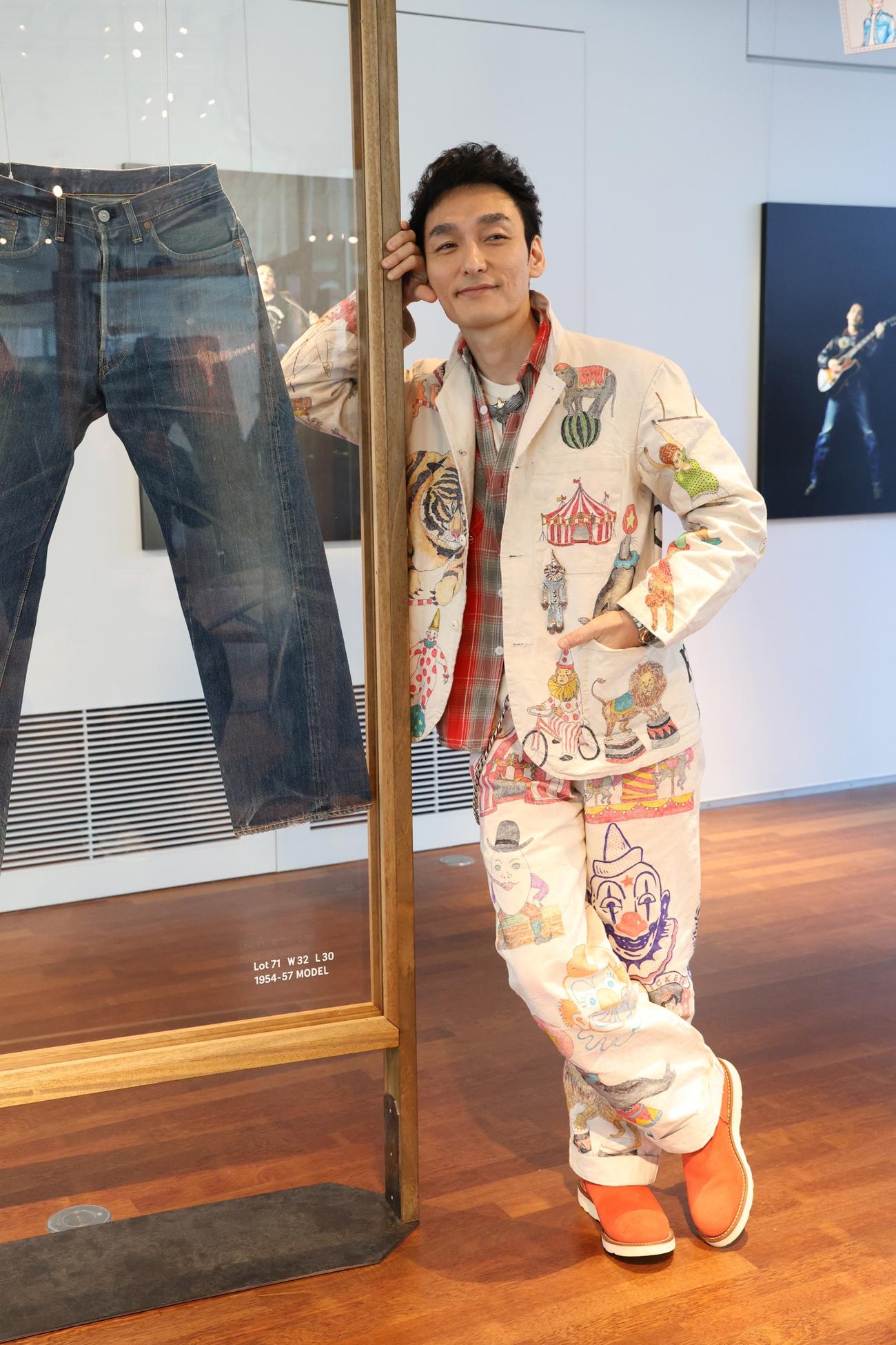 ヴィンテージデニム展示会「STAY BRAVE」の内覧会に登場した草なぎ剛