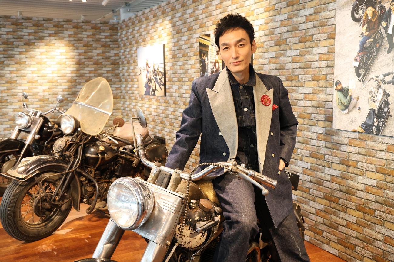 ヴィンテージデニム展示会「STAY BRAVE」の内覧会に登場した草なぎ剛
