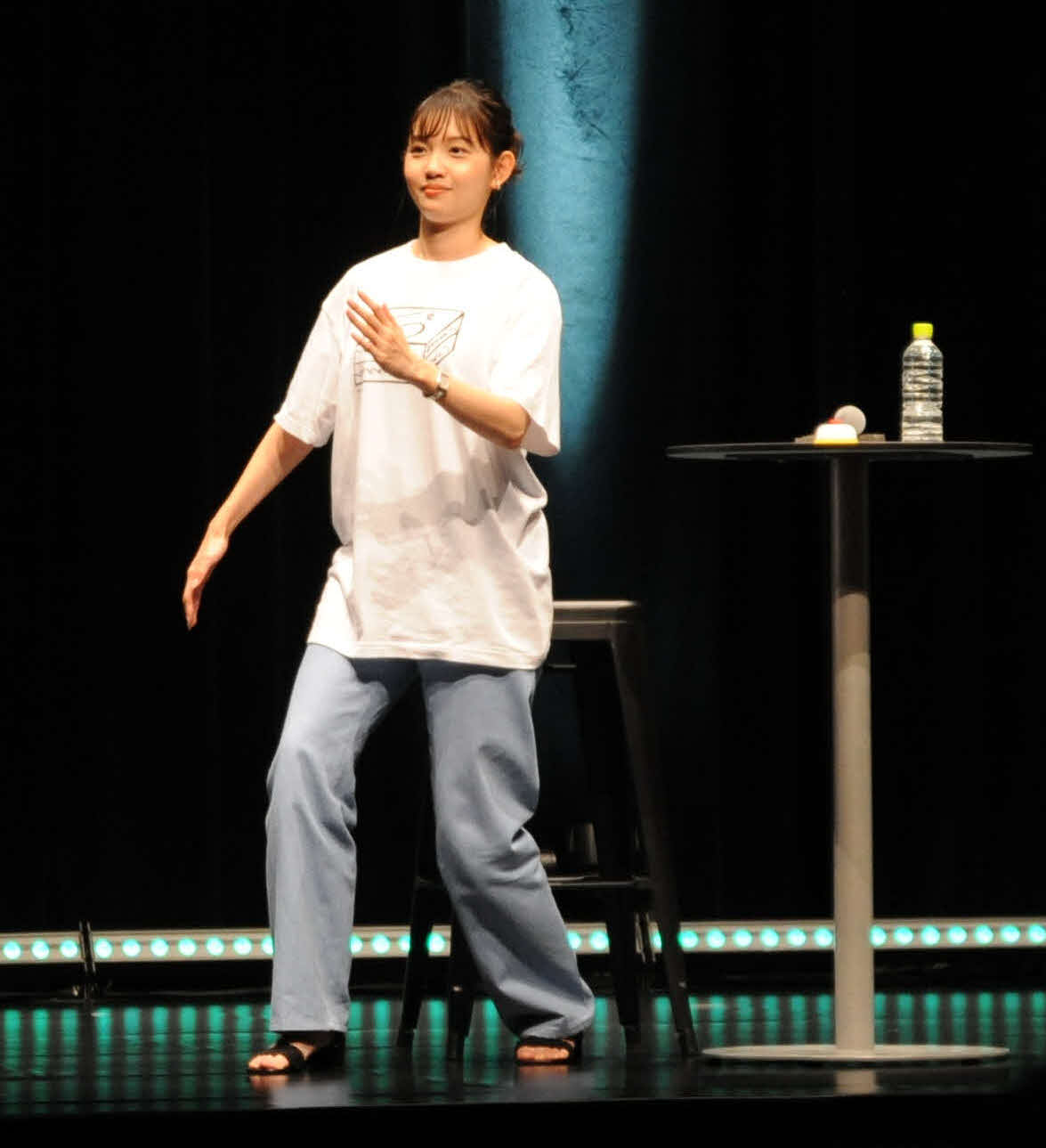 トークショーでパントマイムを披露する田中瞳アナウンサー（2022年７月）