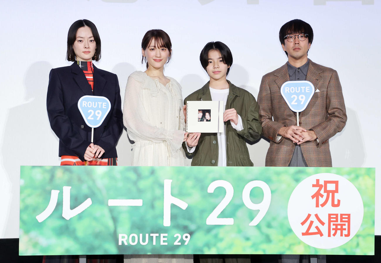 写真に納まる、左から市川実日子、綾瀬はるか、大沢一菜、森井監督（撮影・鈴木正人）