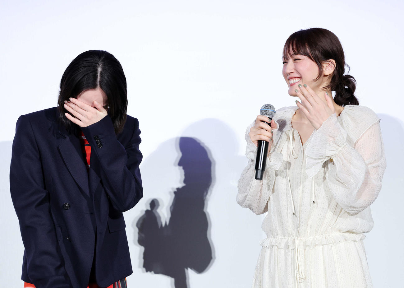撮影の思い出話しで笑顔を見せる市川実日子（左）と綾瀬はるか（撮影・鈴木正人）