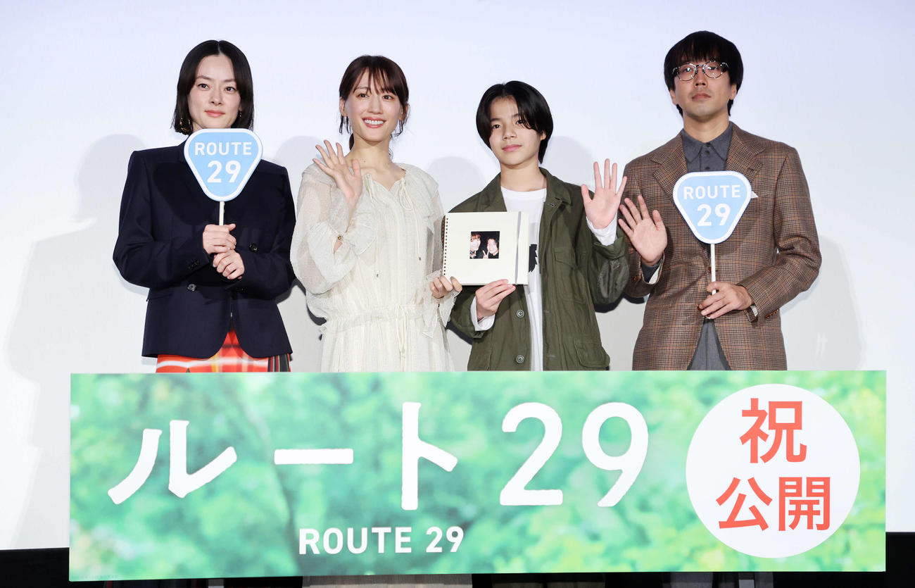 笑顔で写真に納まる、左から市川実日子、綾瀬はるか、大沢一菜、森井監督（撮影・鈴木正人）