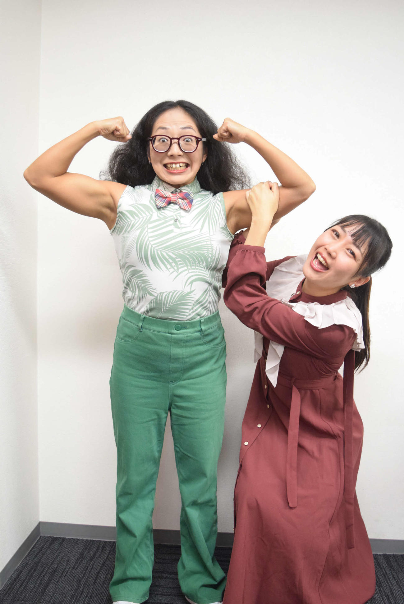 ずっと仲良し、アルミカンの赤阪侑子（左）と高橋沙織（撮影・阪口孝志）