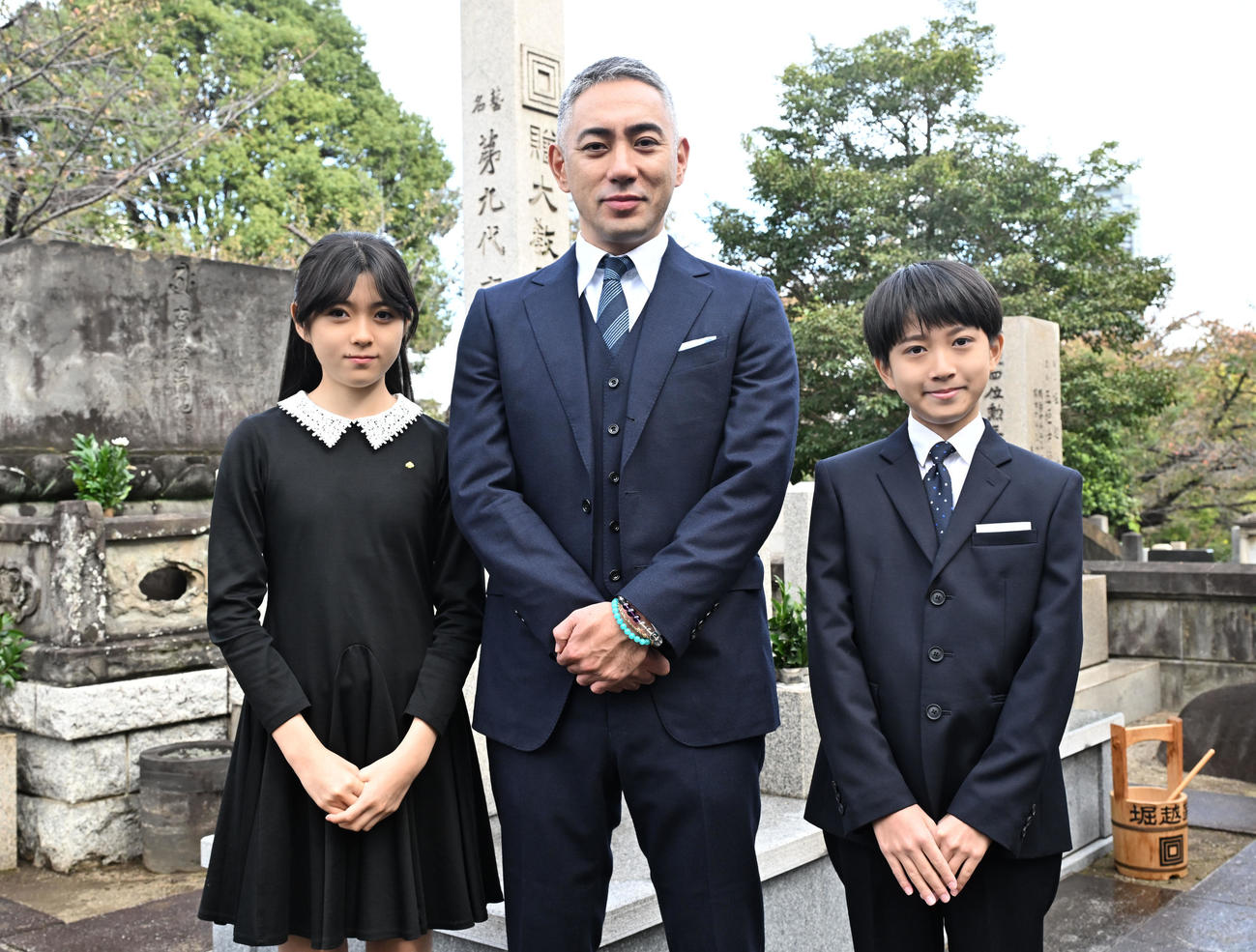 市川團十郎家の墓前に襲名披露興行の無事終了を報告した、左から市川ぼたん、13代目市川團十郎白猿、8代目市川新之助（撮影・千葉一成）