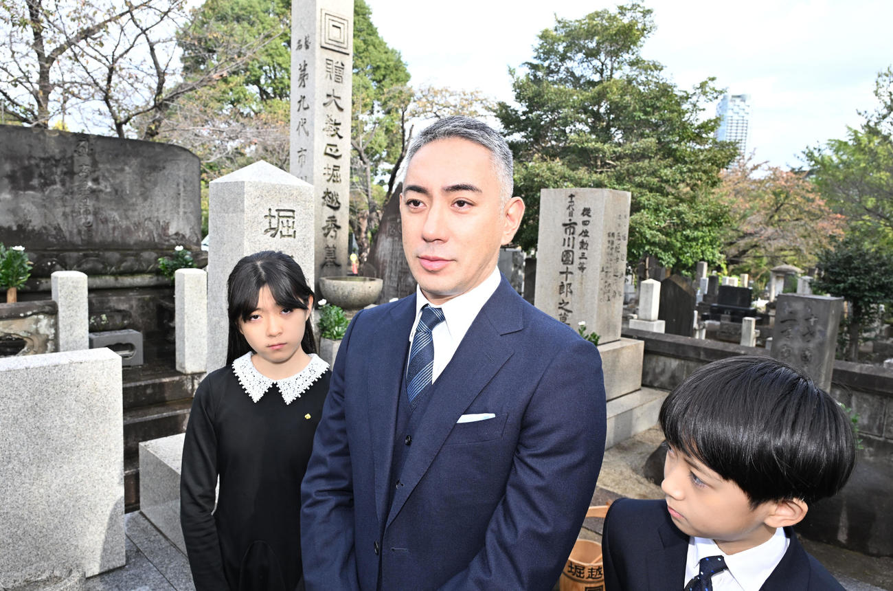市川團十郎家の墓前に襲名披露興行の無事終了を報告し、取材対応する右から8代目市川新之助、13代目市川團十郎白猿、市川ぼたん（撮影・千葉一成）