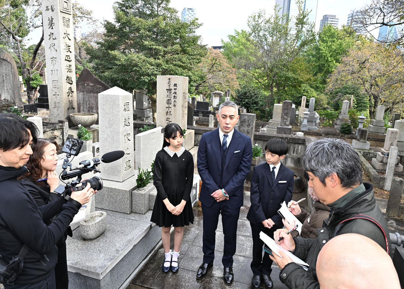 市川團十郎家の墓前に襲名披露興行の無事終了を報告し、取材対応する右から8代目市川新之助、13代目市川團十郎白猿、市川ぼたん（撮影・千葉一成）