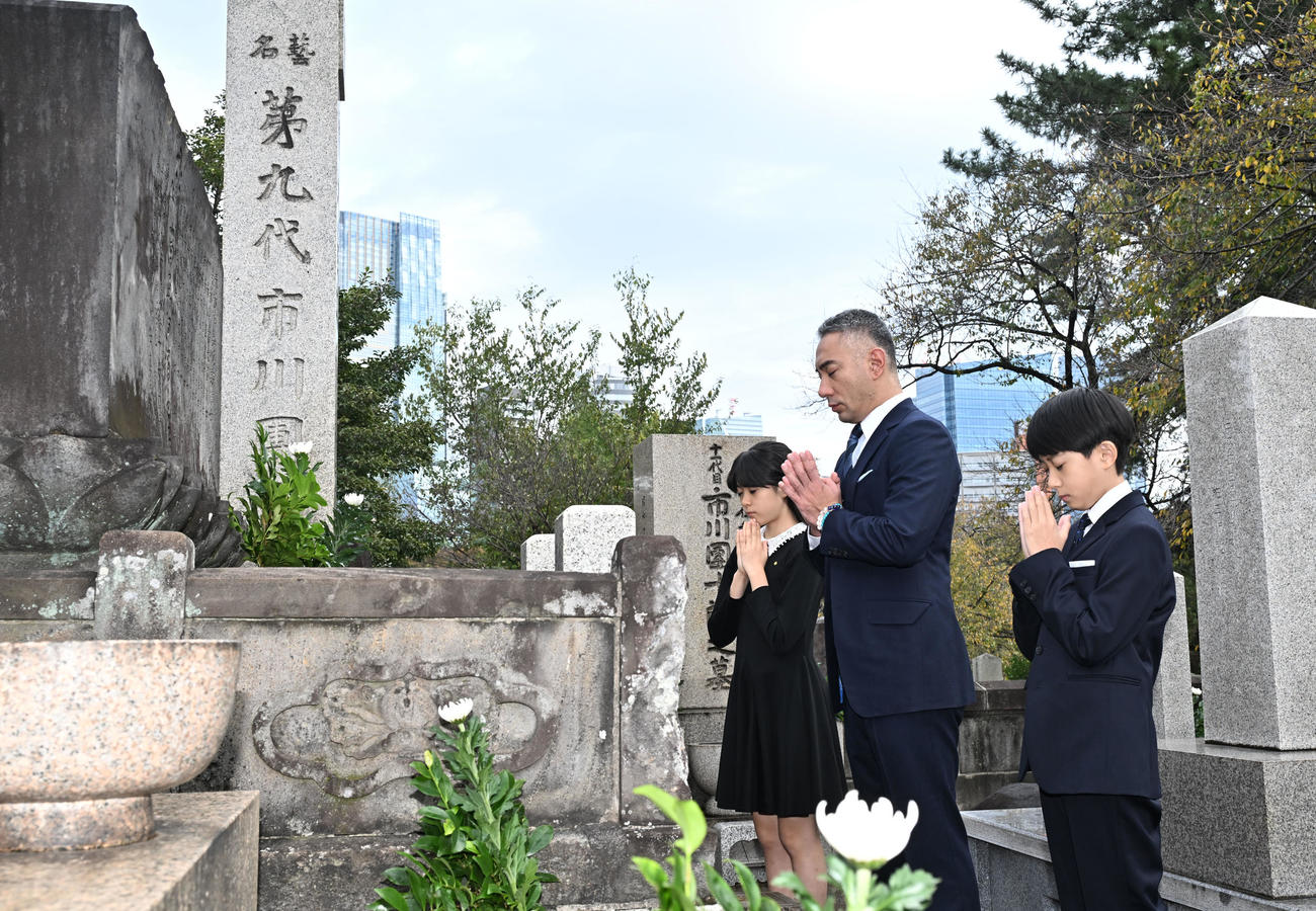 市川團十郎家の墓前で襲名披露興行の無事終了を報告する、右から8代目市川新之助、13代目市川團十郎、市川ぼたん（撮影・千葉一成）