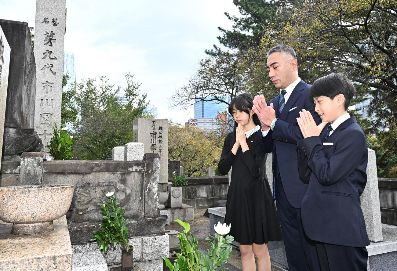 市川團十郎家の墓前に襲名披露興行の無事終了を報告する左から市川ぼたん、、13代目市川團十郎白猿、8代目市川新之助（撮影・千葉一成）