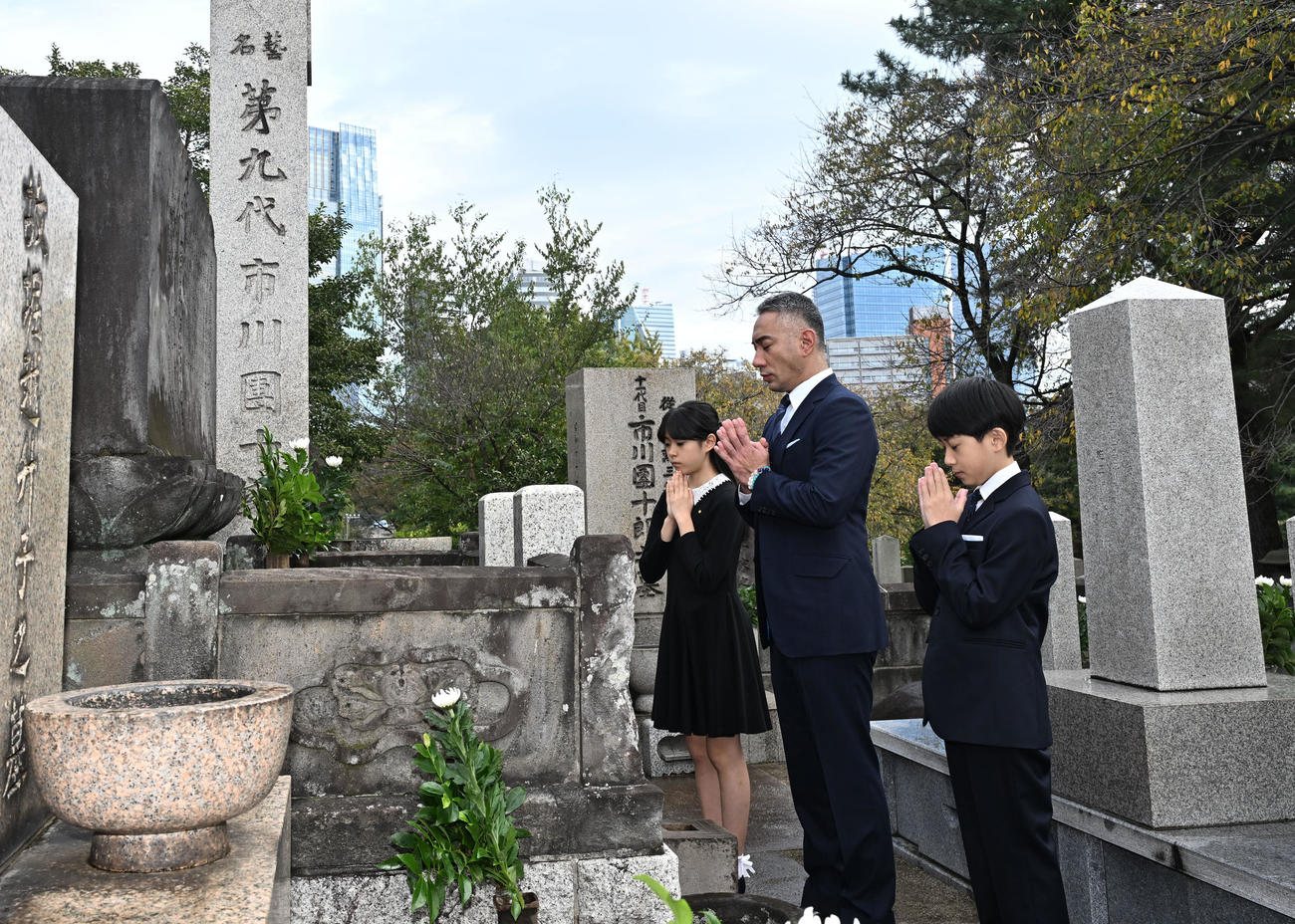 市川團十郎家の墓前で襲名披露興行の無事終了を報告する、手前から8代目市川新之助、13代目市川團十郎白猿、市川ぼたん（撮影・千葉一成）
