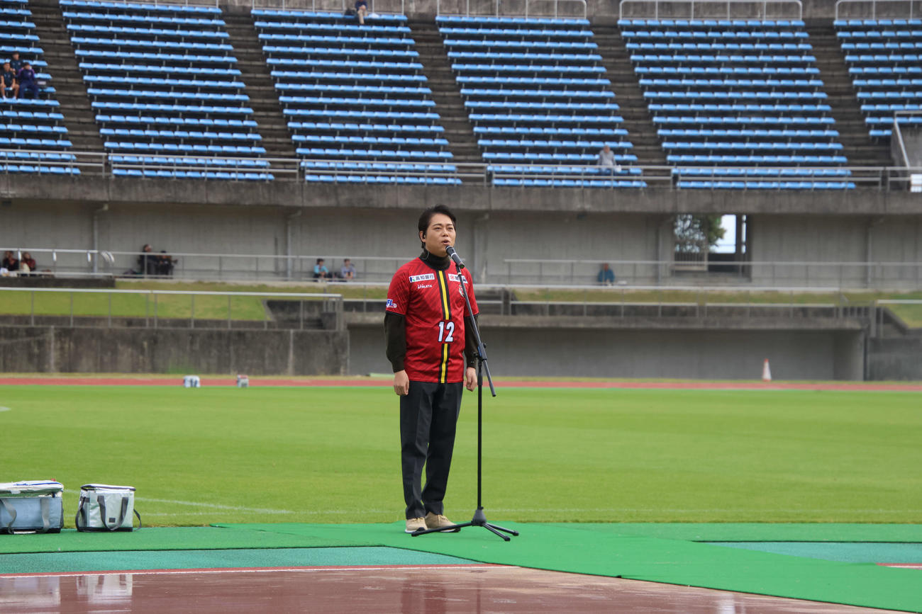 サッカーJFLの高知ユナイテッドSC対ソニー仙台FC戦で、人生初の君が代斉唱を行った三山ひろし