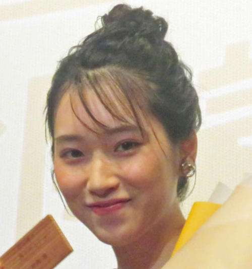 片岡凜「朝ドラ、月９と来て、さーて次は日曜劇場かあ」ドラマ台本を手にしたオフショット公開