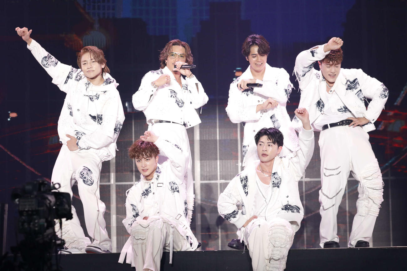 「GENERATIONS LIVE TOUR 2024”GENERATIONS 2．0”」神戸公演でパフォーマンスするGENERATIONS。前列左から白濱亜嵐、佐野玲於。後列左から小森隼、数原龍友、片寄涼太、中務裕太