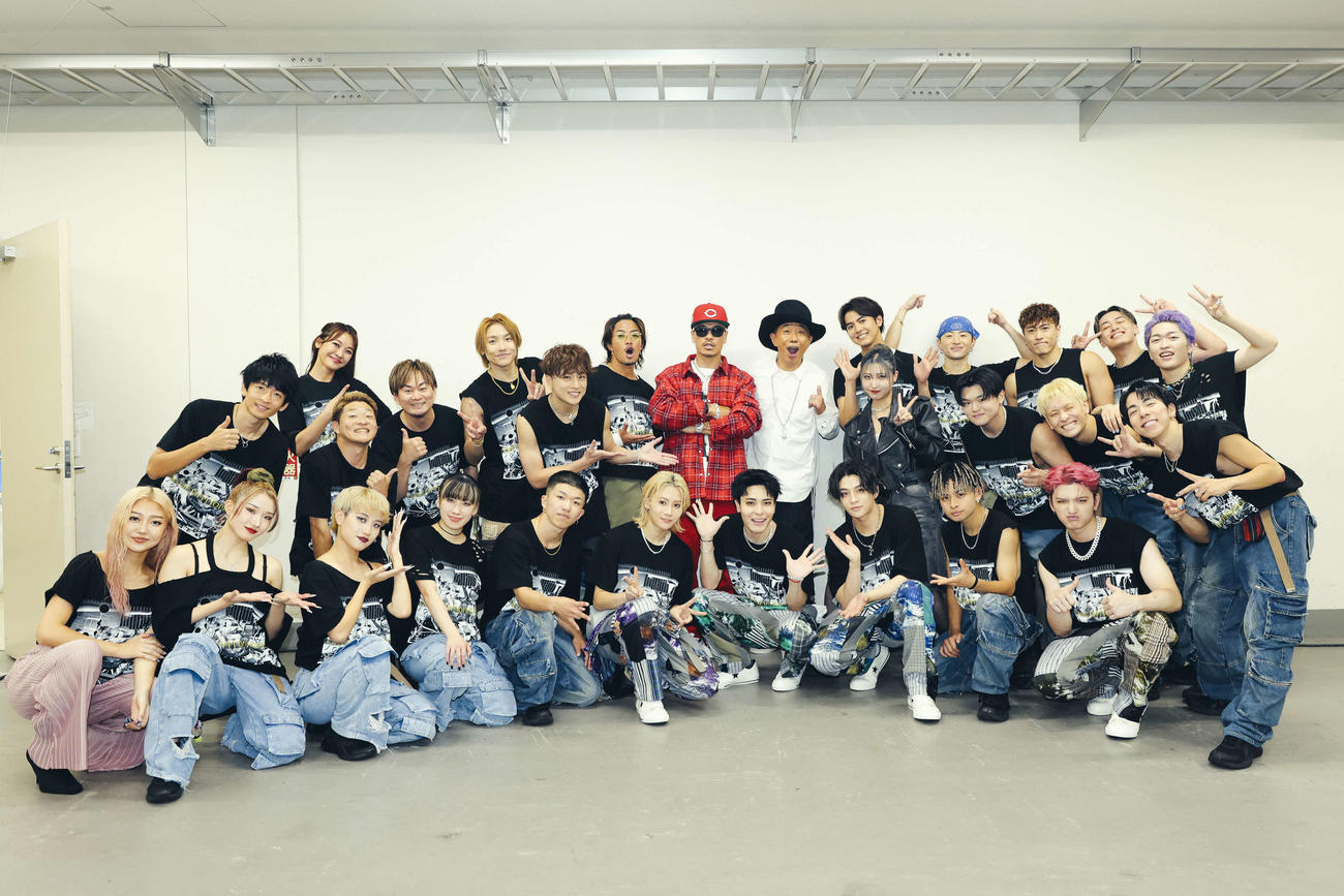 「GENERATIONS LIVE TOUR 2024”GENERATIONS 2．0”」東京公演にスペシャルゲストとして登場したAK－69（後列左から8人目）と木梨憲武（後列左から9人目）