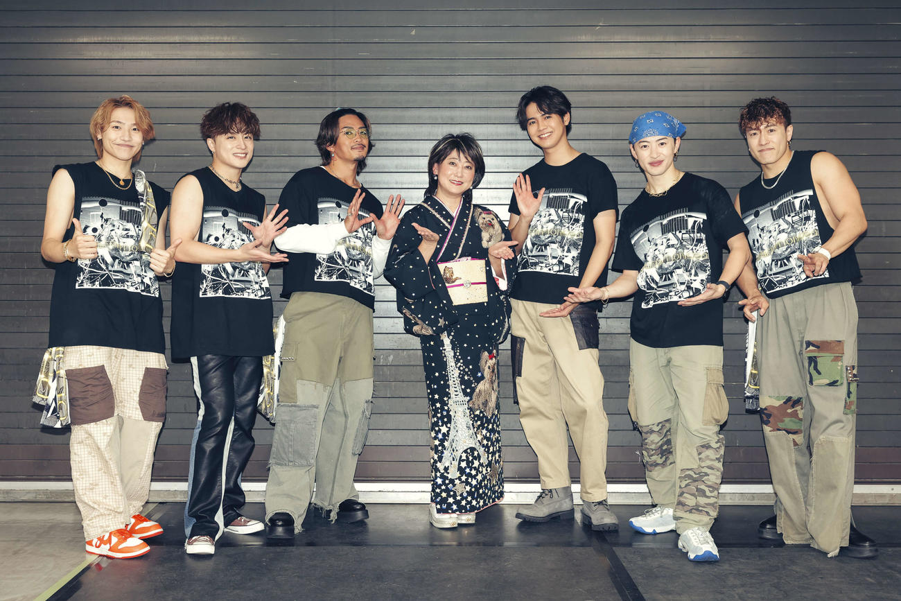 「GENERATIONS LIVE TOUR 2024”GENERATIONS 2．0”」大阪公演にスペシャルゲストとして登場した水谷千重子（中央）とGENERATIONS