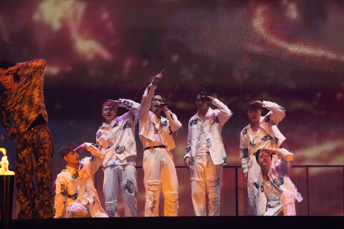 「GENERATIONS LIVE TOUR 2024”GENERATIONS 2．0”」神戸公演でパフォーマンスするGENERATIONS。左から白濱亜嵐、小森隼、数原龍友、片寄涼太、中務裕太（奥）、佐野玲於