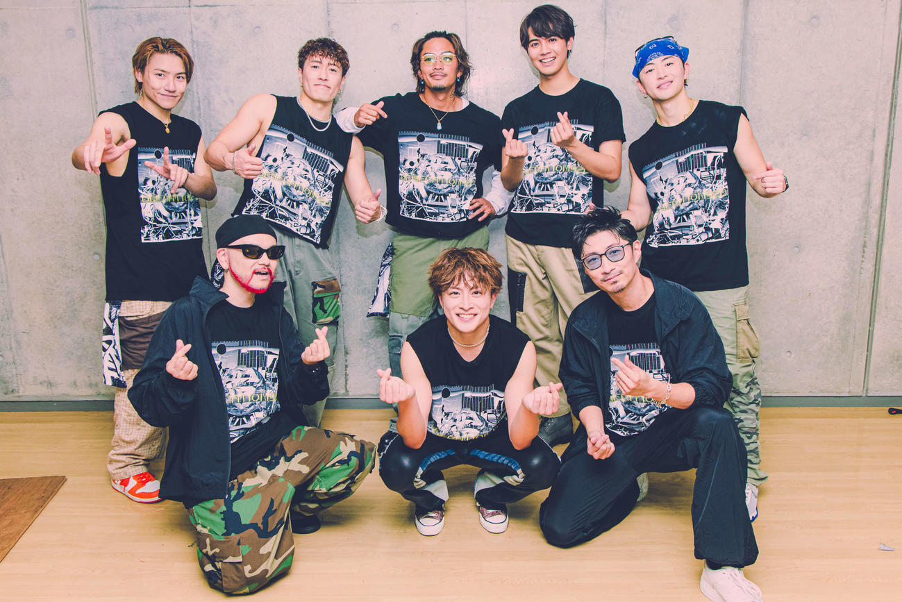 「GENERATIONS LIVE TOUR 2024”GENERATIONS 2．0”」静岡公演にスペシャルゲストとして登場したDJ DARUMA（前列左）EXILE MAKIDAI（前列右）とGENERATIONS