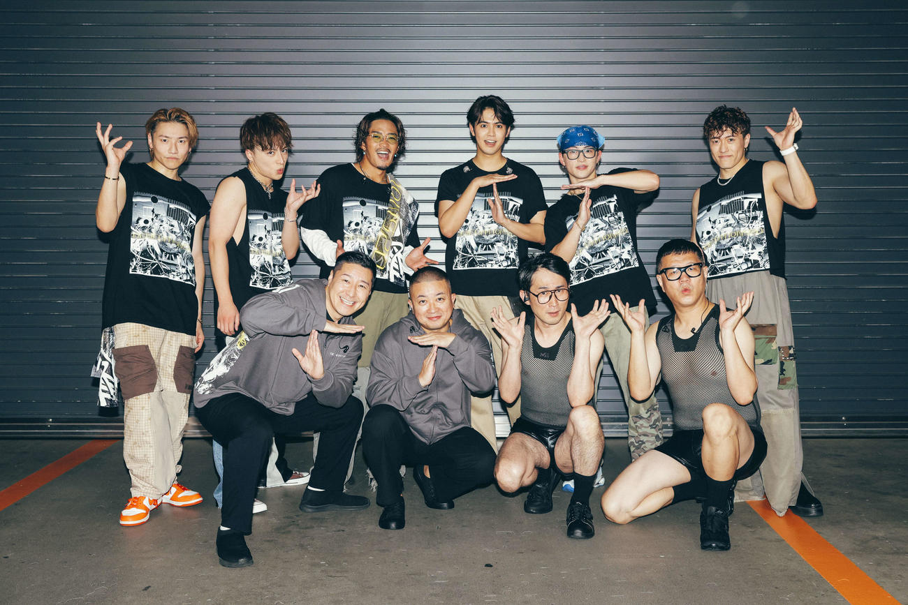 「GENERATIONS LIVE TOUR 2024”GENERATIONS 2．0”」神奈川公演にスペシャルゲストとして登場した、前列左からチョコレートプラネット長田庄平、松尾駿、シソンヌじろう、長谷川忍