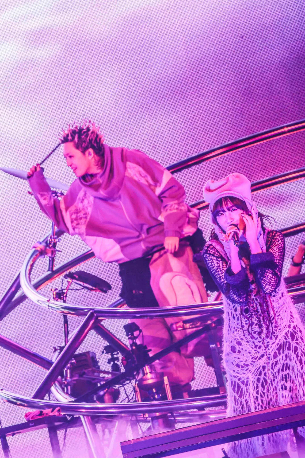 初ドームツアー最終公演でパフォーマンスするYOASOBIのAyase（左）とikura Photo by Yoshihiro Mori