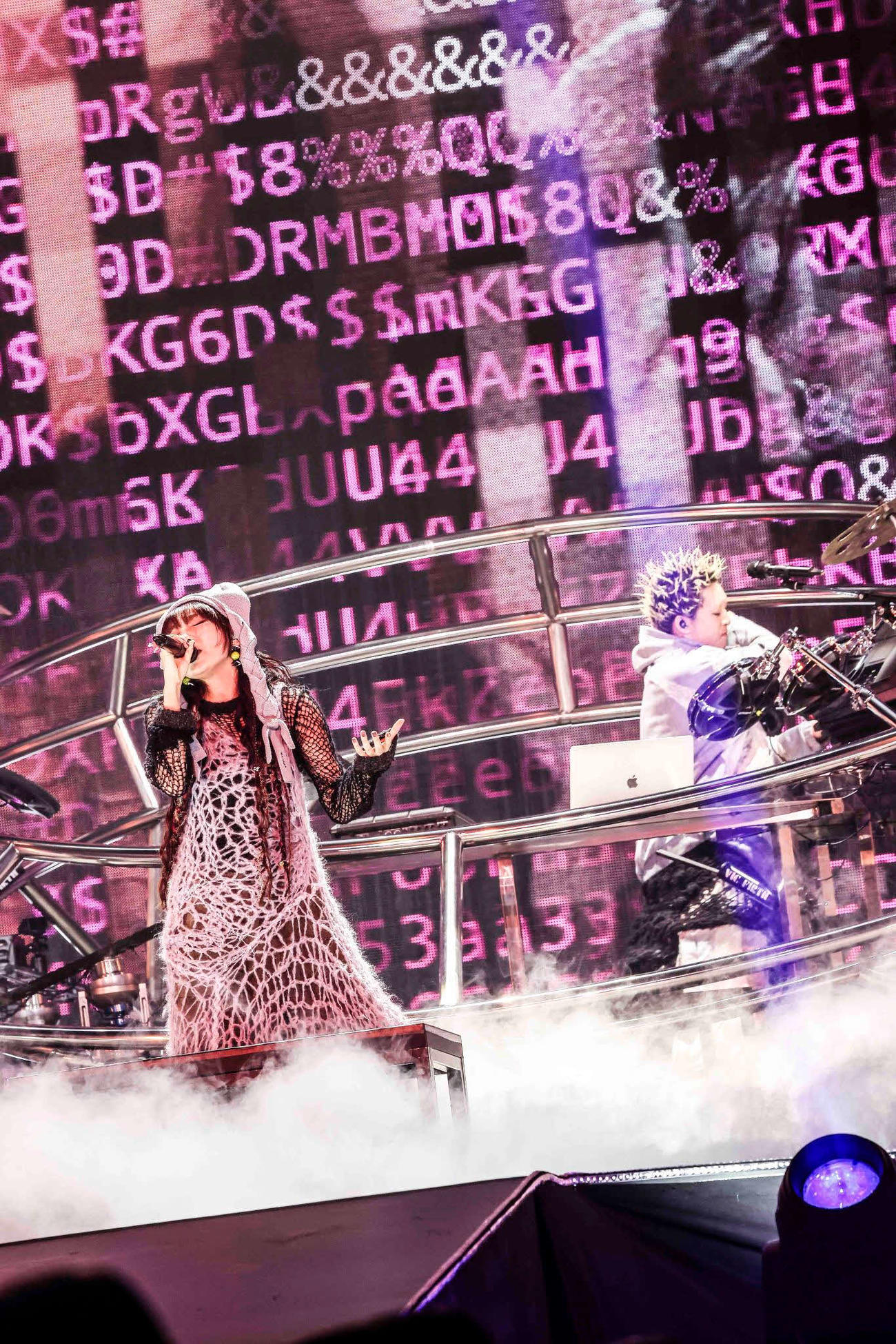 初ドームツアー最終公演でパフォーマンスするYOASOBIのikura（左）とAyase Photo by Yoshihiro Mori