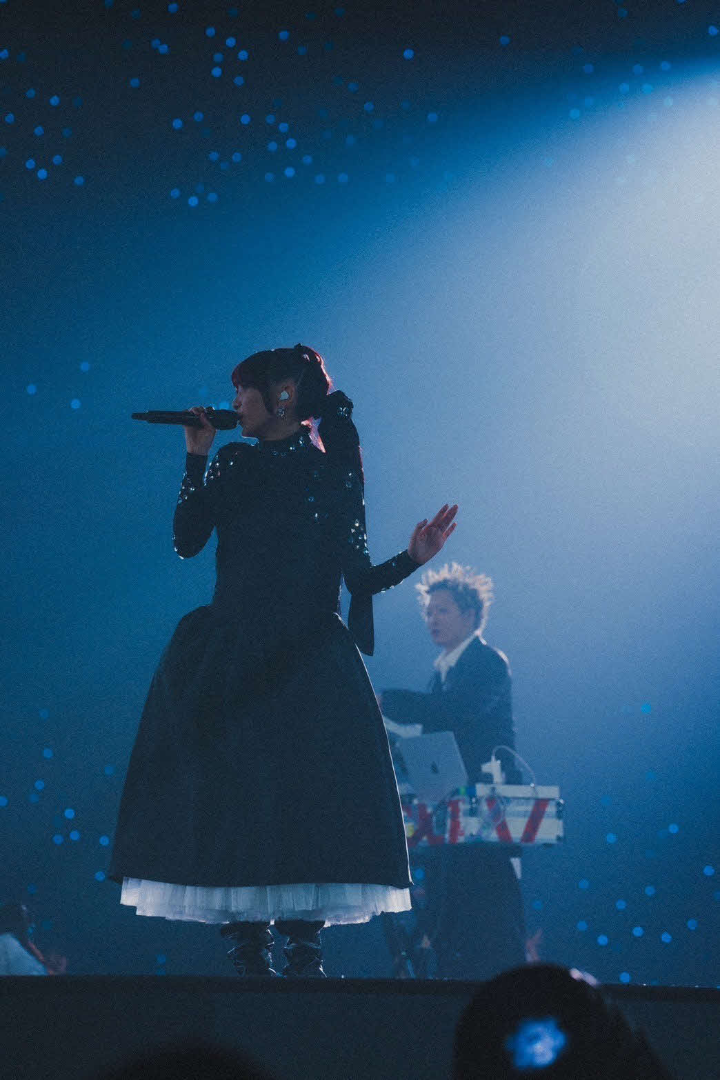 初ドームツアー最終公演でパフォーマンスするYOASOBIのikura（左）とAyase Photo by Kato Shumpei