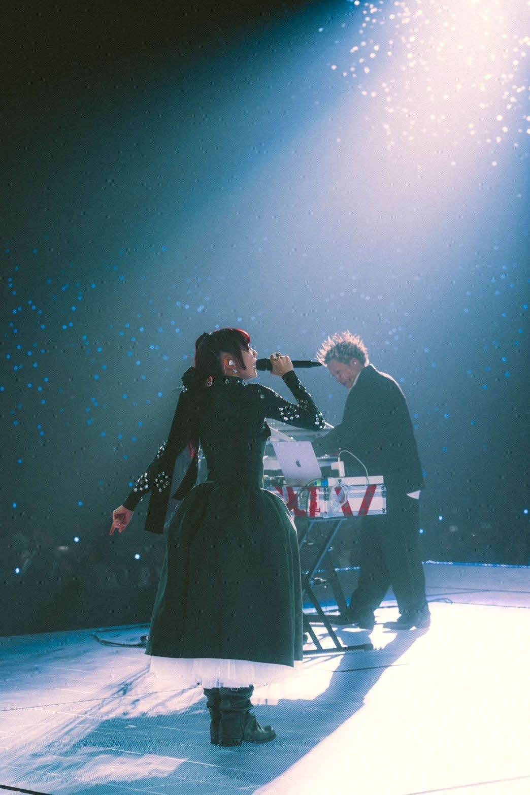 初ドームツアー最終公演でパフォーマンスするYOASOBIのikura（左）とAyase Photo by Kato Shumpei